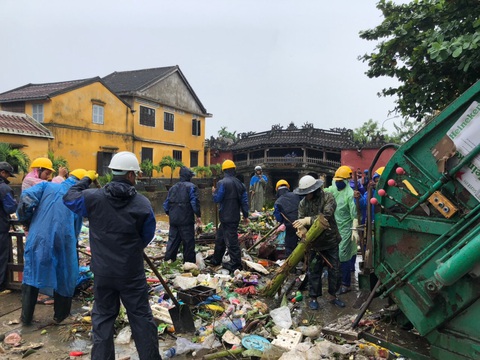 Phố cổ Hội An được cấp tốc làm sạch ngay khi nước lũ vừa rút - Ảnh 10. Phố cổ Hội An được cấp tốc làm sạch ngay khi nước lũ vừa rút - Ảnh 10.