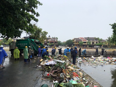 Phố cổ Hội An được cấp tốc làm sạch ngay khi nước lũ vừa rút - Ảnh 11. Phố cổ Hội An được cấp tốc làm sạch ngay khi nước lũ vừa rút - Ảnh 11.
