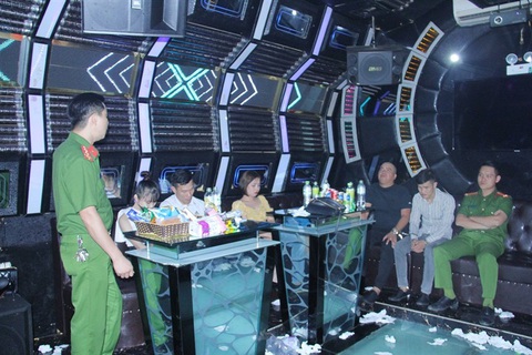 12 nam thanh nữ tú bay, lắc trong quán karaoke - Ảnh 2. 12 nam thanh nữ tú bay, lắc trong quán karaoke - Ảnh 2.