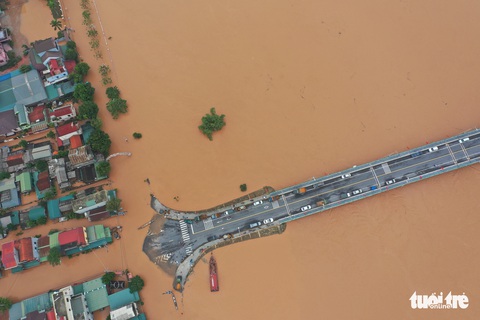 Quảng Trị chìm trong nước nhìn từ trên cao - Ảnh 4. Quảng Trị chìm trong nước nhìn từ trên cao - Ảnh 4.