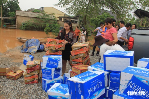 Hàng cứu trợ của Tuổi Trẻ vào nơi không còn thấy đường nào trên mặt nước - Ảnh 2. Hàng cứu trợ của Tuổi Trẻ vào nơi không còn thấy đường nào trên mặt nước - Ảnh 2.