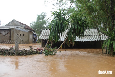 Hàng cứu trợ của Tuổi Trẻ vào nơi không còn thấy đường nào trên mặt nước - Ảnh 4. Hàng cứu trợ của Tuổi Trẻ vào nơi không còn thấy đường nào trên mặt nước - Ảnh 4.