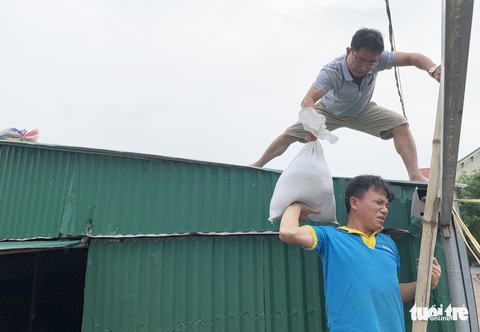 Hối hả tạo hào tránh sóng chống bão số 7 trên biển Cửa Lò - Ảnh 1. Hối hả tạo hào tránh sóng chống bão số 7 trên biển Cửa Lò - Ảnh 1.