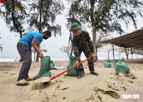 Hối hả tạo hào tránh sóng chống bão số 7 trên biển Cửa Lò - Ảnh 4. Hối hả tạo hào tránh sóng chống bão số 7 trên biển Cửa Lò - Ảnh 4.