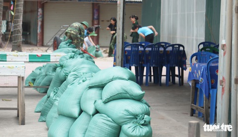 Hối hả tạo hào tránh sóng chống bão số 7 trên biển Cửa Lò - Ảnh 5. Hối hả tạo hào tránh sóng chống bão số 7 trên biển Cửa Lò - Ảnh 5.