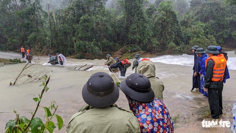 Bộ đội dầm mưa, bám dây vượt khe nước tiếp cận thủy điện Rào Trăng 3 - Ảnh 13. Bộ đội dầm mưa, bám dây vượt khe nước tiếp cận thủy điện Rào Trăng 3 - Ảnh 13.