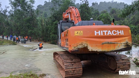 Bộ đội dầm mưa, bám dây vượt khe nước tiếp cận thủy điện Rào Trăng 3 - Ảnh 3. Bộ đội dầm mưa, bám dây vượt khe nước tiếp cận thủy điện Rào Trăng 3 - Ảnh 3.