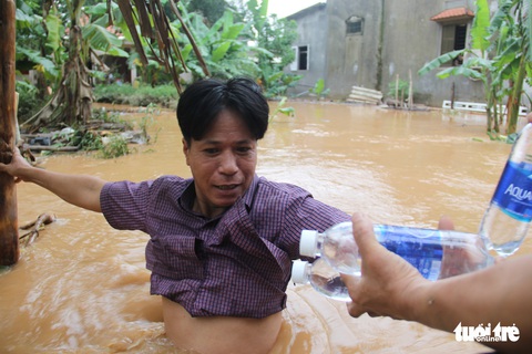 Hàng cứu trợ của Tuổi Trẻ vào nơi không còn thấy đường nào trên mặt nước - Ảnh 8. Hàng cứu trợ của Tuổi Trẻ vào nơi không còn thấy đường nào trên mặt nước - Ảnh 8.