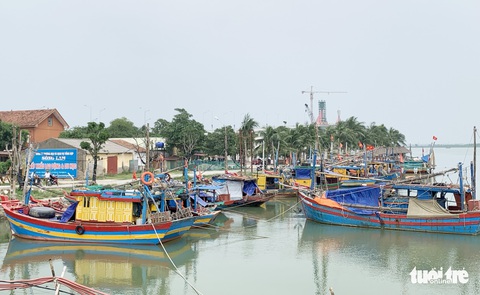 Nghệ An cấm tàu thuyền ra khơi từ chiều 13-10 do bão số 7 - Ảnh 1. Nghệ An cấm tàu thuyền ra khơi từ chiều 13-10 do bão số 7 - Ảnh 1.