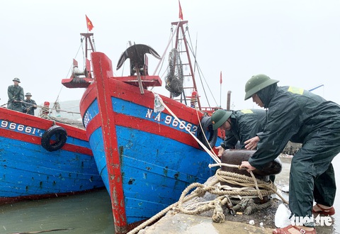 Đại hội Đảng bộ Hà Tĩnh rút ngắn để đối phó bão số 7 - Ảnh 1. Đại hội Đảng bộ Hà Tĩnh rút ngắn để đối phó bão số 7 - Ảnh 1.