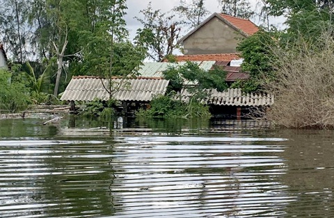 Ốc đảo giữa mênh mông biển lũ - Ảnh 1. Ốc đảo giữa mênh mông biển lũ - Ảnh 1.