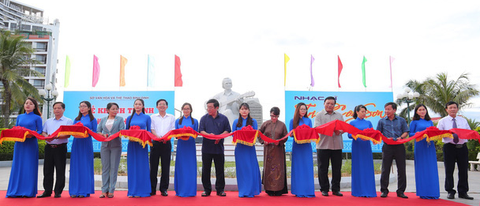 Khánh thành tượng nhạc sĩ Trịnh Công Sơn bên bờ biển Quy Nhơn - Ảnh 2. Khánh thành tượng nhạc sĩ Trịnh Công Sơn bên bờ biển Quy Nhơn - Ảnh 2.