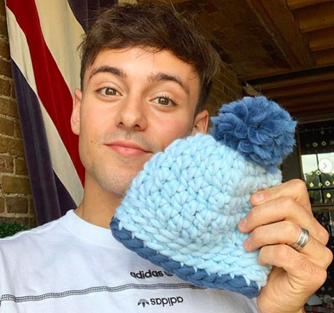 ‘Mỹ nam nhảy cầu’ Tom Daley gây sốt khi khoe biệt tài đan móc len - Ảnh 1. ‘Mỹ nam nhảy cầu’ Tom Daley gây sốt khi khoe biệt tài đan móc len - Ảnh 1.