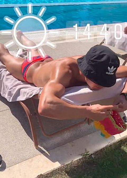 ‘Mỹ nam nhảy cầu’ Tom Daley gây sốt khi khoe biệt tài đan móc len - Ảnh 4. ‘Mỹ nam nhảy cầu’ Tom Daley gây sốt khi khoe biệt tài đan móc len - Ảnh 4.