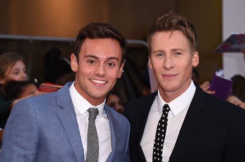 ‘Mỹ nam nhảy cầu’ Tom Daley gây sốt khi khoe biệt tài đan móc len - Ảnh 6. ‘Mỹ nam nhảy cầu’ Tom Daley gây sốt khi khoe biệt tài đan móc len - Ảnh 6.