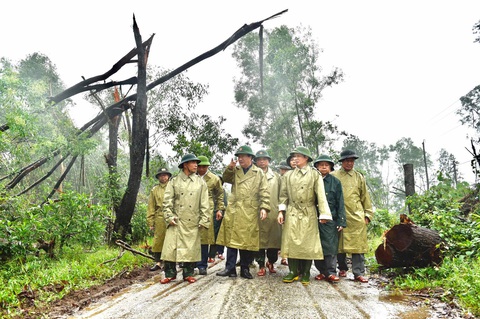 Phó thủ tướng Trịnh Đình Dũng chỉ đạo công tác cứu hộ tại thủy điện Rào Trăng 3 - Ảnh 1. Phó thủ tướng Trịnh Đình Dũng chỉ đạo công tác cứu hộ tại thủy điện Rào Trăng 3 - Ảnh 1.