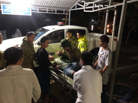 Đưa 5 người bị thương ở Rào Trăng 4 đi bệnh viện, tiếp tục tìm kiếm 13 người mất tích - Ảnh 1. Đưa 5 người bị thương ở Rào Trăng 4 đi bệnh viện, tiếp tục tìm kiếm 13 người mất tích - Ảnh 1.