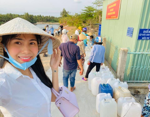 Thủy Tiên quyên 2 tỉ trong 2 tiếng, Quốc Nghiệp hướng về miền Trung lũ lụt - Ảnh 1. Thủy Tiên quyên 2 tỉ trong 2 tiếng, Quốc Nghiệp hướng về miền Trung lũ lụt - Ảnh 1.