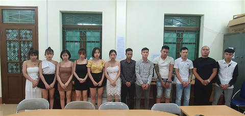 12 nam thanh nữ tú bay, lắc trong quán karaoke - Ảnh 1. 12 nam thanh nữ tú bay, lắc trong quán karaoke - Ảnh 1.