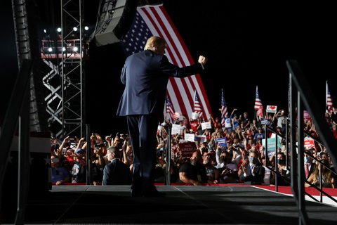 Ông Trump nhảy múa, ném khẩu trang, đòi hôn người ủng hộ khi vận động bầu cử ở Florida - Ảnh 3. Ông Trump nhảy múa, ném khẩu trang, đòi hôn người ủng hộ khi vận động bầu cử ở Florida - Ảnh 3.
