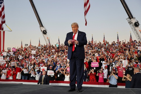 Ông Trump nhảy múa, ném khẩu trang, đòi hôn người ủng hộ khi vận động bầu cử ở Florida - Ảnh 2. Ông Trump nhảy múa, ném khẩu trang, đòi hôn người ủng hộ khi vận động bầu cử ở Florida - Ảnh 2.