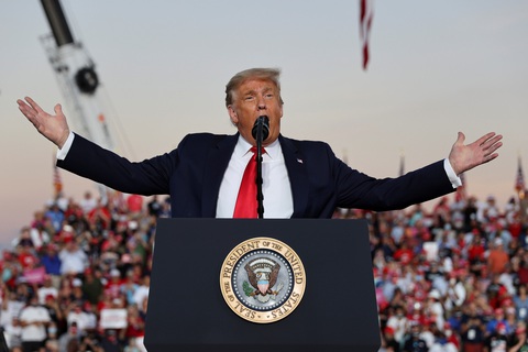 Ông Trump nhảy múa, ném khẩu trang, đòi hôn người ủng hộ khi vận động bầu cử ở Florida - Ảnh 6. Ông Trump nhảy múa, ném khẩu trang, đòi hôn người ủng hộ khi vận động bầu cử ở Florida - Ảnh 6.
