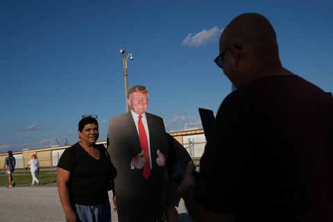 Ông Trump nhảy múa, ném khẩu trang, đòi hôn người ủng hộ khi vận động bầu cử ở Florida - Ảnh 9. Ông Trump nhảy múa, ném khẩu trang, đòi hôn người ủng hộ khi vận động bầu cử ở Florida - Ảnh 9.