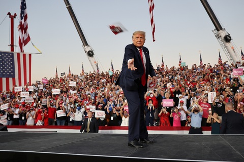 Ông Trump nhảy múa, ném khẩu trang, đòi hôn người ủng hộ khi vận động bầu cử ở Florida - Ảnh 1. Ông Trump nhảy múa, ném khẩu trang, đòi hôn người ủng hộ khi vận động bầu cử ở Florida - Ảnh 1.