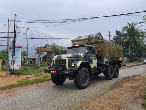 Bộ đội dầm mưa, bám dây vượt khe nước tiếp cận thủy điện Rào Trăng 3 - Ảnh 4. Bộ đội dầm mưa, bám dây vượt khe nước tiếp cận thủy điện Rào Trăng 3 - Ảnh 4.