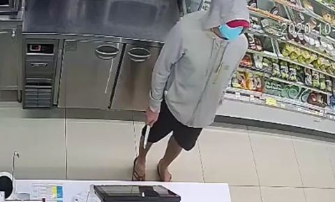 Nam thanh niên cầm dao đe dọa 2 nhân viên cửa hàng tiện lợi cướp tiền - Ảnh 3. Nam thanh niên cầm dao đe dọa 2 nhân viên cửa hàng tiện lợi cướp tiền - Ảnh 3.