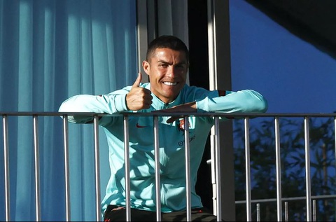 Ronaldo vẫn tươi như hoa chụp ảnh từ khu cách ly COVID-19 - Ảnh 1. Ronaldo vẫn tươi như hoa chụp ảnh từ khu cách ly COVID-19 - Ảnh 1.