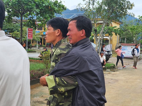 Vụ thủy điện Rào Trăng 3: Khóc nghẹn chờ tin con - Ảnh 3. Vụ thủy điện Rào Trăng 3: Khóc nghẹn chờ tin con - Ảnh 3.