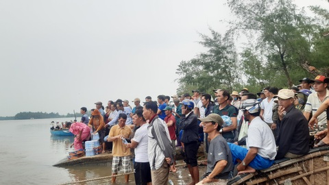 Ngâm mình tìm thi thể người con trong vụ chìm tàu ở Quảng Nam - Ảnh 7. Ngâm mình tìm thi thể người con trong vụ chìm tàu ở Quảng Nam - Ảnh 7.
