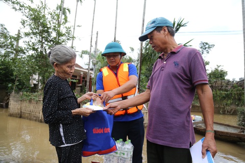 Bà con vùng lũ sẻ chia với nhau quà bạn đọc báo Tuổi Trẻ - Ảnh 10. Bà con vùng lũ sẻ chia với nhau quà bạn đọc báo Tuổi Trẻ - Ảnh 10.