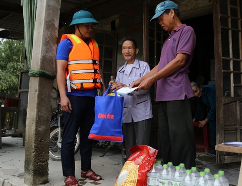 Bà con vùng lũ sẻ chia với nhau quà bạn đọc báo Tuổi Trẻ - Ảnh 9. Bà con vùng lũ sẻ chia với nhau quà bạn đọc báo Tuổi Trẻ - Ảnh 9.