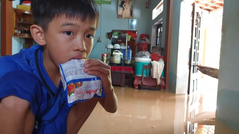 Sống trên đỉnh lũ: 6 ngày nhai mì tôm sống, 7 người co cụm trên 1 chiếc giường - Ảnh 1. Sống trên đỉnh lũ: 6 ngày nhai mì tôm sống, 7 người co cụm trên 1 chiếc giường - Ảnh 1.