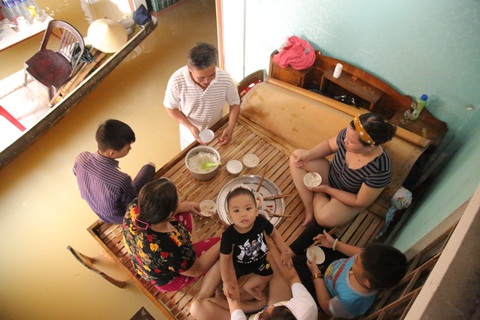 Sống trên đỉnh lũ: 6 ngày nhai mì tôm sống, 7 người co cụm trên 1 chiếc giường - Ảnh 2. Sống trên đỉnh lũ: 6 ngày nhai mì tôm sống, 7 người co cụm trên 1 chiếc giường - Ảnh 2.