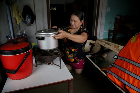 Sống trên đỉnh lũ: 6 ngày nhai mì tôm sống, 7 người co cụm trên 1 chiếc giường - Ảnh 4. Sống trên đỉnh lũ: 6 ngày nhai mì tôm sống, 7 người co cụm trên 1 chiếc giường - Ảnh 4.