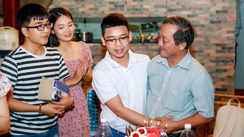Sinh viên ĐH Quốc gia TP.HCM làm lễ tốt nghiệp hạng xuất sắc cho bác bảo vệ - Ảnh 1. Sinh viên ĐH Quốc gia TP.HCM làm lễ tốt nghiệp hạng xuất sắc cho bác bảo vệ - Ảnh 1.