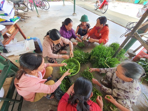 Người dân góp gạo, gà vịt nấu cơm cho lực lượng cứu hộ thủy điện Rào Trăng 3 - Ảnh 2. Người dân góp gạo, gà vịt nấu cơm cho lực lượng cứu hộ thủy điện Rào Trăng 3 - Ảnh 2.