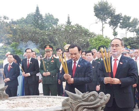 Đại biểu dự Đại hội Đảng bộ TP.HCM dâng hoa tưởng niệm Bác Hồ và anh hùng liệt sĩ - Ảnh 1. Đại biểu dự Đại hội Đảng bộ TP.HCM dâng hoa tưởng niệm Bác Hồ và anh hùng liệt sĩ - Ảnh 1.