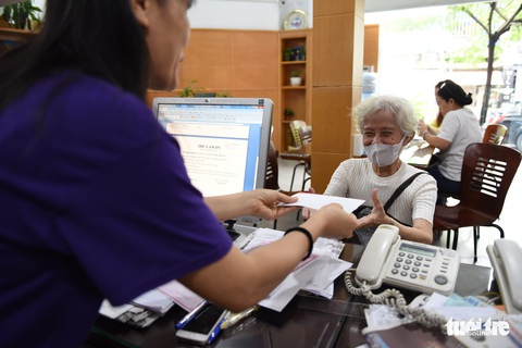 Thêm hàng trăm phần quà đến người dân vùng bão miền Trung - Ảnh 2. Thêm hàng trăm phần quà đến người dân vùng bão miền Trung - Ảnh 2.