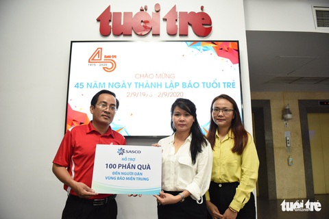 Thêm hàng trăm phần quà đến người dân vùng bão miền Trung - Ảnh 1. Thêm hàng trăm phần quà đến người dân vùng bão miền Trung - Ảnh 1.