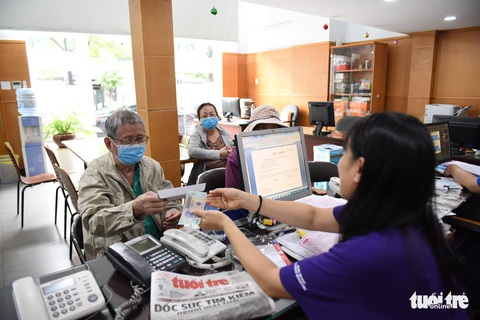 Thêm hàng trăm phần quà đến người dân vùng bão miền Trung - Ảnh 3. Thêm hàng trăm phần quà đến người dân vùng bão miền Trung - Ảnh 3.