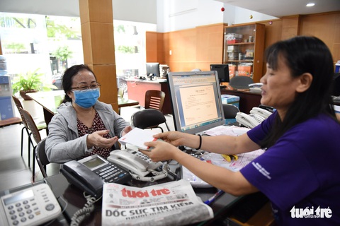 Thêm hàng trăm phần quà đến người dân vùng bão miền Trung - Ảnh 4. Thêm hàng trăm phần quà đến người dân vùng bão miền Trung - Ảnh 4.