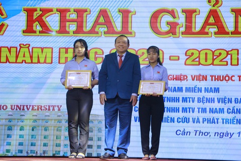 Hơn 5 tỉ đồng hỗ trợ cho các tân sinh viên gặp khó - Ảnh 1. Hơn 5 tỉ đồng hỗ trợ cho các tân sinh viên gặp khó - Ảnh 1.