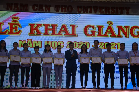 Hơn 5 tỉ đồng hỗ trợ cho các tân sinh viên gặp khó - Ảnh 2. Hơn 5 tỉ đồng hỗ trợ cho các tân sinh viên gặp khó - Ảnh 2.