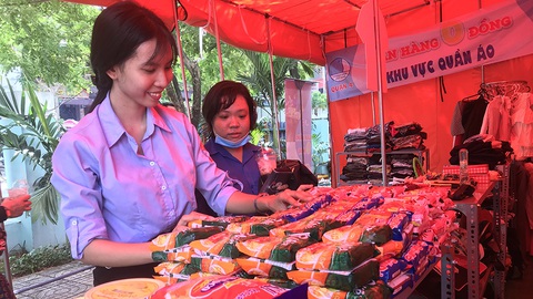 Gian hàng 0 đồng, Kết nối vòng tay yêu thương cho cuộc sống thêm tươi đẹp - Ảnh 1. Gian hàng 0 đồng, Kết nối vòng tay yêu thương cho cuộc sống thêm tươi đẹp - Ảnh 1.