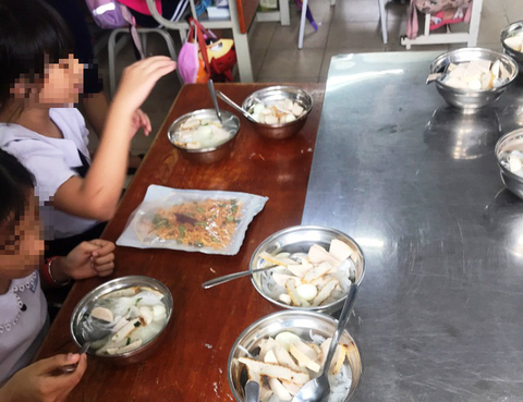 Phụ huynh phanh phui trường bớt xén thức ăn: Ngót đi hàng chục ký thịt mỗi ngày - Ảnh 1. Phụ huynh phanh phui trường bớt xén thức ăn: Ngót đi hàng chục ký thịt mỗi ngày - Ảnh 1.