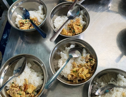 Phụ huynh phanh phui trường bớt xén thức ăn: Ngót đi hàng chục ký thịt mỗi ngày - Ảnh 4. Phụ huynh phanh phui trường bớt xén thức ăn: Ngót đi hàng chục ký thịt mỗi ngày - Ảnh 4.